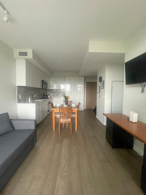 Chic 1BR High-rise Gem in the Heart of Vancouver Apartment in Richmond