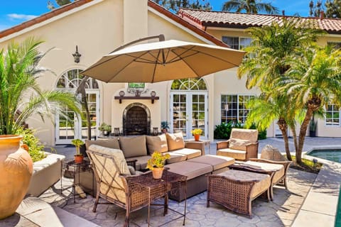 Property building, Patio, Spring, Day, Garden, Seating area, Garden view, sunbed