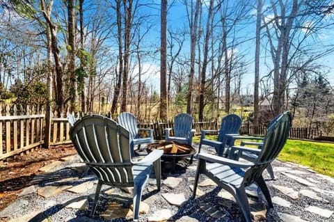 8 Br Sleeps 24 Hot Tub Game Room Dog Friendly House in Upper Hominy