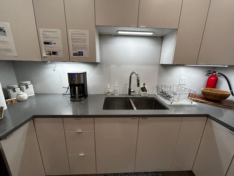 Coffee/tea facilities, Kitchen or kitchenette, stove