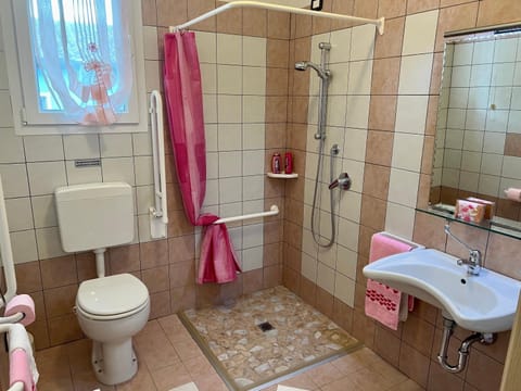 Shower, Toilet, Bathroom, bidet, towels