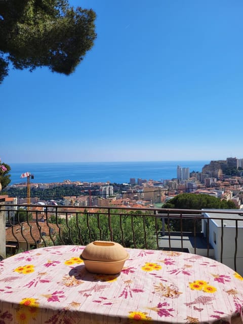 Day, Natural landscape, View (from property/room), Balcony/Terrace, Dining area, City view, Sea view
