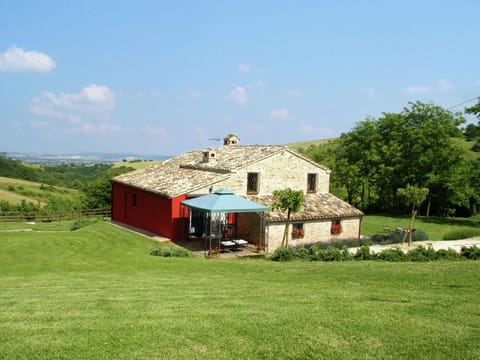 Charming holiday home in Treia with shared pool Haus in Umbria