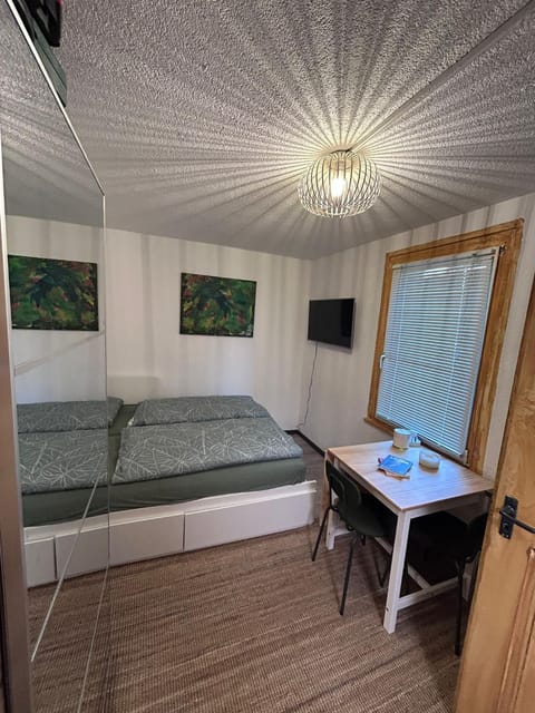 Bed, TV and multimedia, Photo of the whole room, Dining area, Bedroom