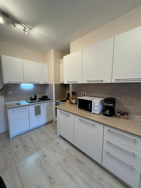 Coffee/tea facilities, Kitchen or kitchenette, stove, toaster