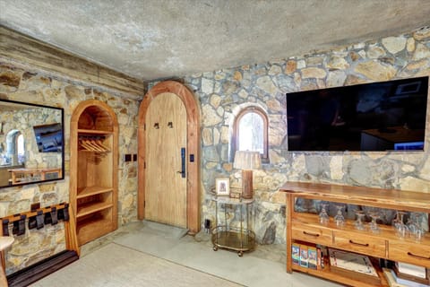 Facade/entrance, TV and multimedia, Evening entertainment