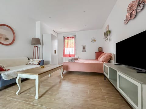 Bed, TV and multimedia, Living room