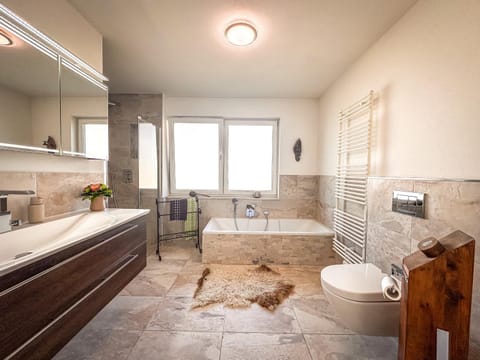 Shower, Toilet, Bathroom, Bath, towels
