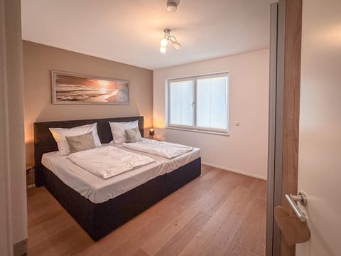 Bed, Bedroom, Mountain view, flat iron, wardrobe