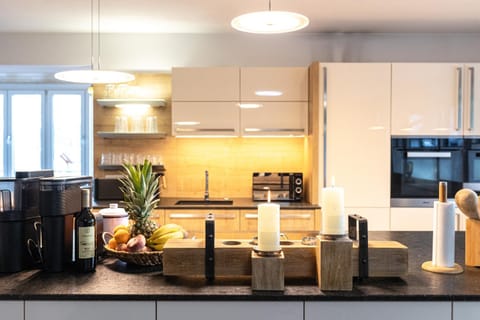 Coffee/tea facilities, Kitchen or kitchenette, oven, stove, toaster