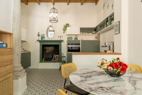 Coffee/tea facilities, Kitchen or kitchenette, Dining area, oven, stove