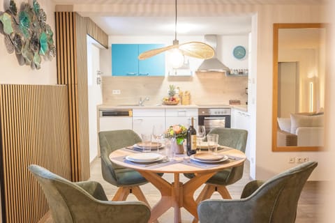 Kitchen or kitchenette, Seating area, Dining area, dishwasher, oven