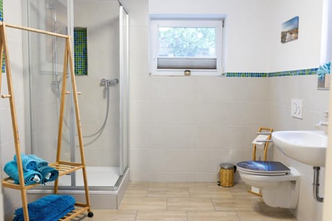 Shower, Toilet, Bathroom, towels