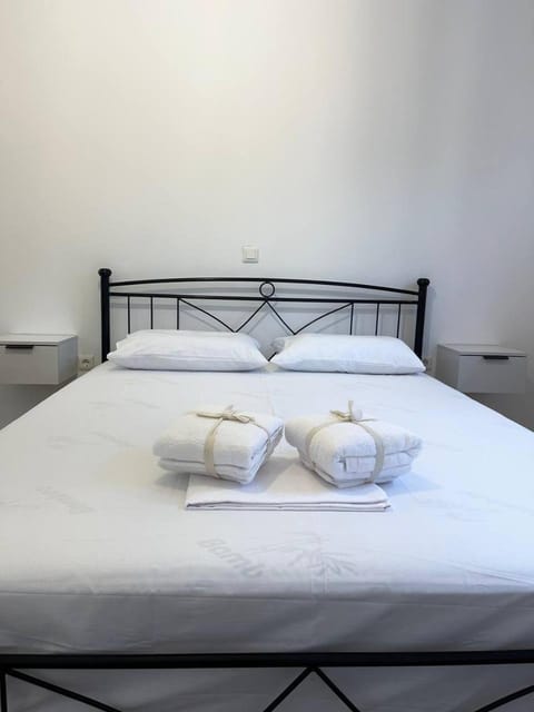 Bed, towels