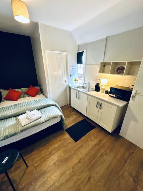 Bed, Kitchen or kitchenette, Photo of the whole room, Bedroom, towels