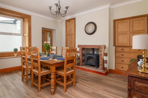 Seating area, Dining area