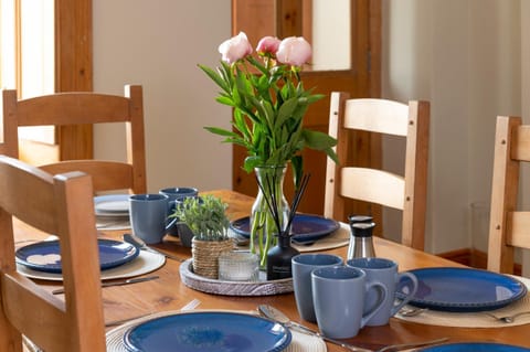 Food and drinks, Dining area, Food