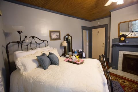 Bees B & B Bed and Breakfast in Mount Airy