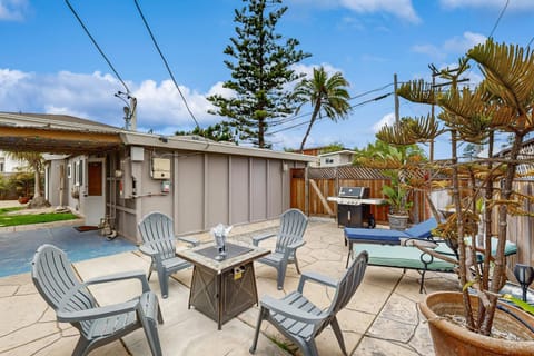 Seabreeze Bungalow Chic, Breezy Bungalow w/Gas Grill,Fireplace, A/C & Large Patio - Walk to Beach House in Carlsbad