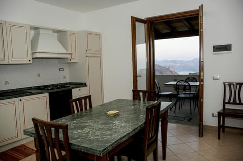 Photo of the whole room, Dining area, Sea view