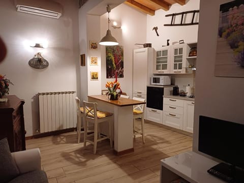 TV and multimedia, Kitchen or kitchenette, Dining area, oven, stove