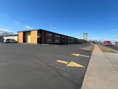 Scottish Inn & Suites - Eau Claire Motel in Eau Claire