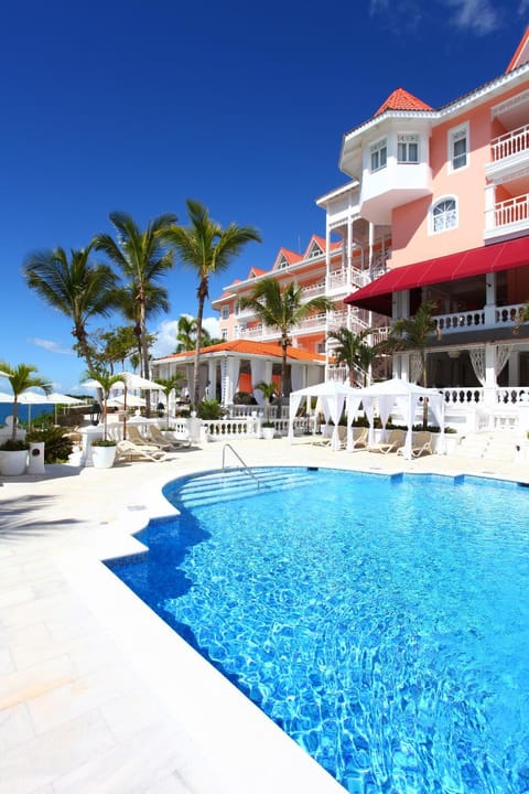 Property building, Day, Pool view, Swimming pool, sunbed