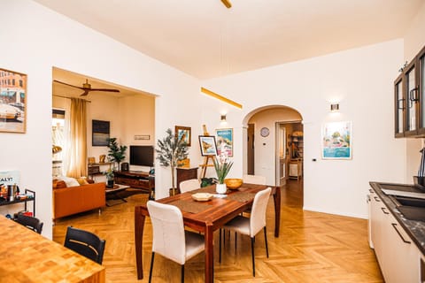 Seating area, Dining area