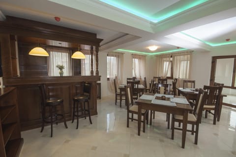 Restaurant/places to eat, Living room, Lounge or bar, Food and drinks, Banquet/Function facilities, Meeting/conference room, Alcoholic drinks, Non alcoholic drinks