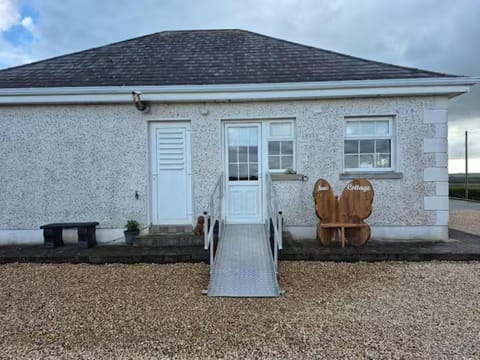 Property building, Facade/entrance, Seating area