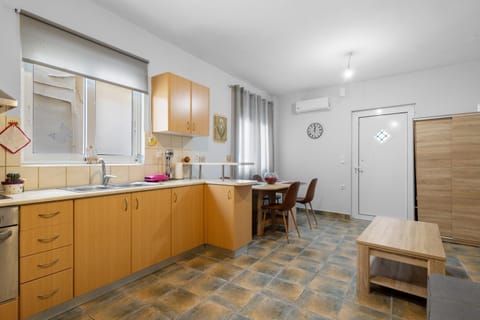 Litsa's Maisonette Near Sea - City Center House in Chania