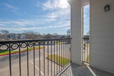 Private Gated 4BR 4BA Home Away From Home Near DT Apartment in Montopolis