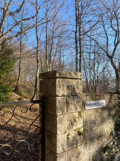 Le refuge d'Yzeron, gite autonome en pleine forêt pour 8 personnes Chalet in Auvergne-Rhône-Alpes