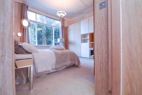 Stylish 2BR Designer Flat Holland Park Condo in City of Westminster
