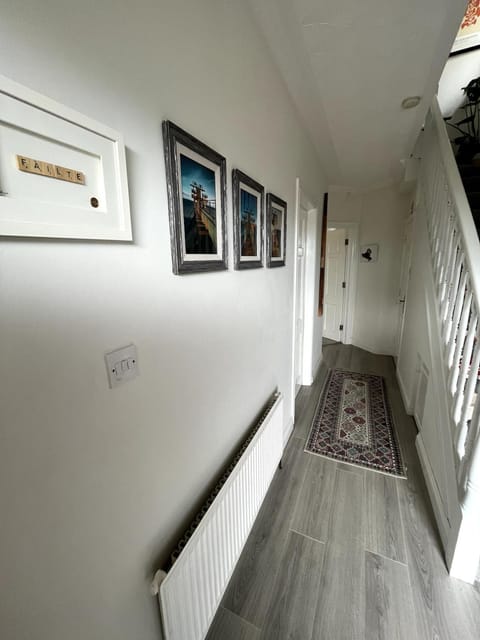 Bright & Cozy Home in Knocknacarra House in Galway