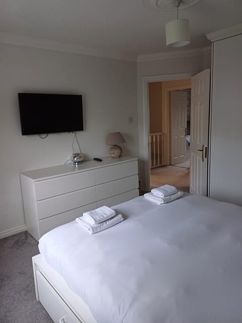 Bright & Cozy Home in Knocknacarra House in Galway