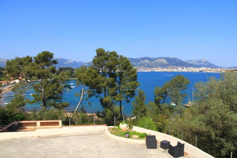 Villa Les Terrasses à Tamaris vue mer exceptionnelle de chaque chambre, plage en bas du domaine Hotel in La Seyne-sur-Mer