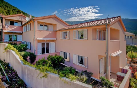 Property building, Neighbourhood, Garden, Balcony/Terrace