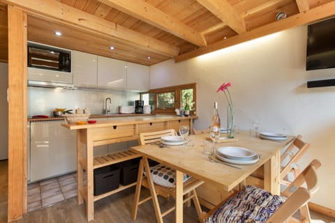 Kitchen or kitchenette, Dining area