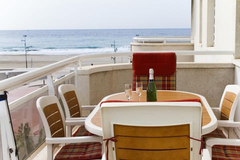 Facade/entrance, Balcony/Terrace, Beach, Sea view