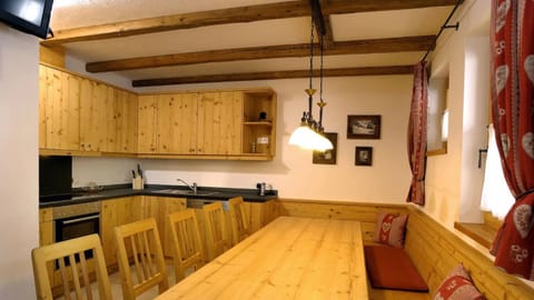 Property building, Kitchen or kitchenette, Living room