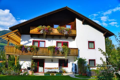 Property building, Facade/entrance, Spring, Day, Summer, Garden, Balcony/Terrace