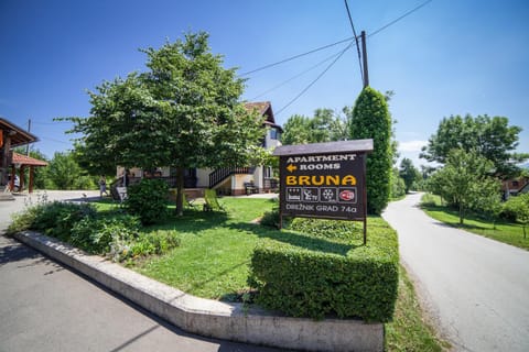 Facade/entrance, Property logo or sign, Neighbourhood, Street view