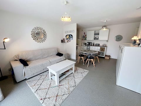 Appartement bord de mer avec balcon, parking et Wi-Fi, 1 chambre, 4 couchages - FR-1-361-569 Apartment in Jullouville