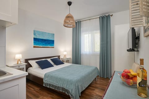 Bed, TV and multimedia, Photo of the whole room, Bedroom