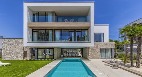 Property building, Garden, Swimming pool
