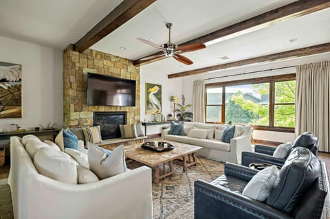 TV and multimedia, Living room, Seating area, fireplace