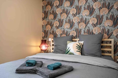 Bed, Bedroom, towels