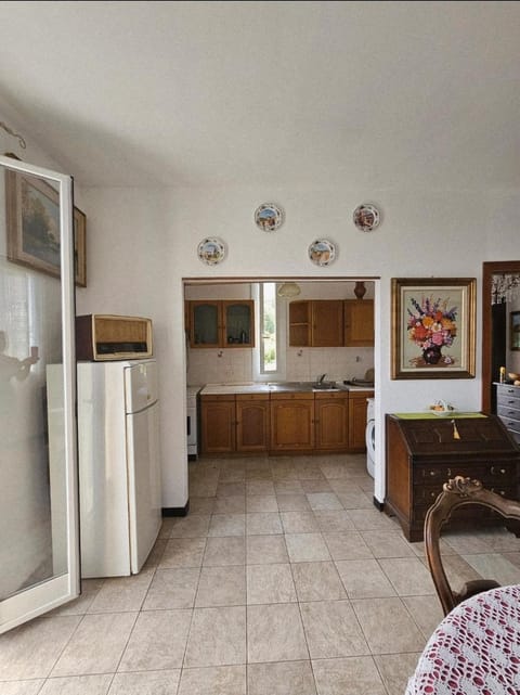 Kitchen or kitchenette, Dining area, oven, pet friendly, stove