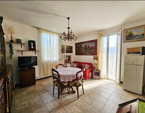 TV and multimedia, Living room, Seating area, Dining area